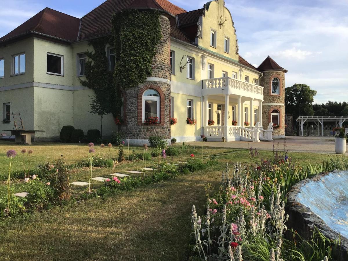 ホテル Gutshaus Darsikow エクステリア 写真