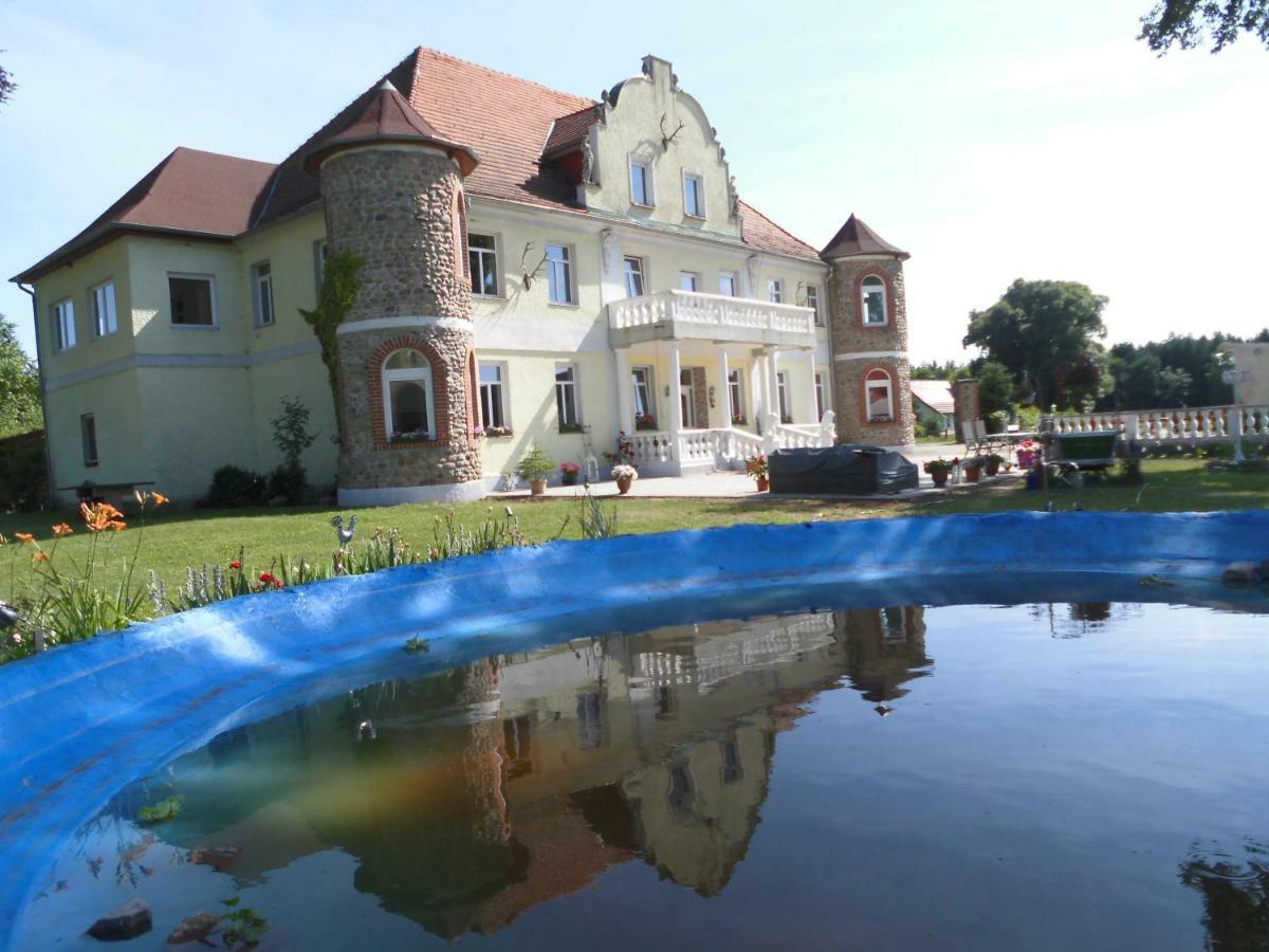 ホテル Gutshaus Darsikow エクステリア 写真